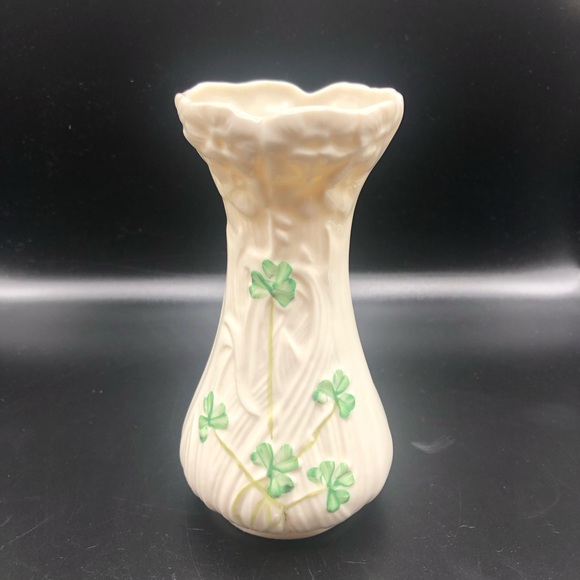 VINTAGE-1993-97 IRISH BELLEEK SMALL TOY SPILL VASE-GREEN SHAMROCKS- 4 3/8" TALL - Picture 3 of 7